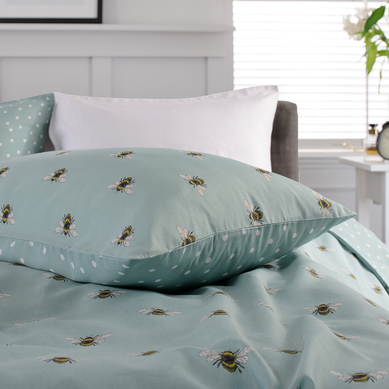 Humming Bees Duvet Set