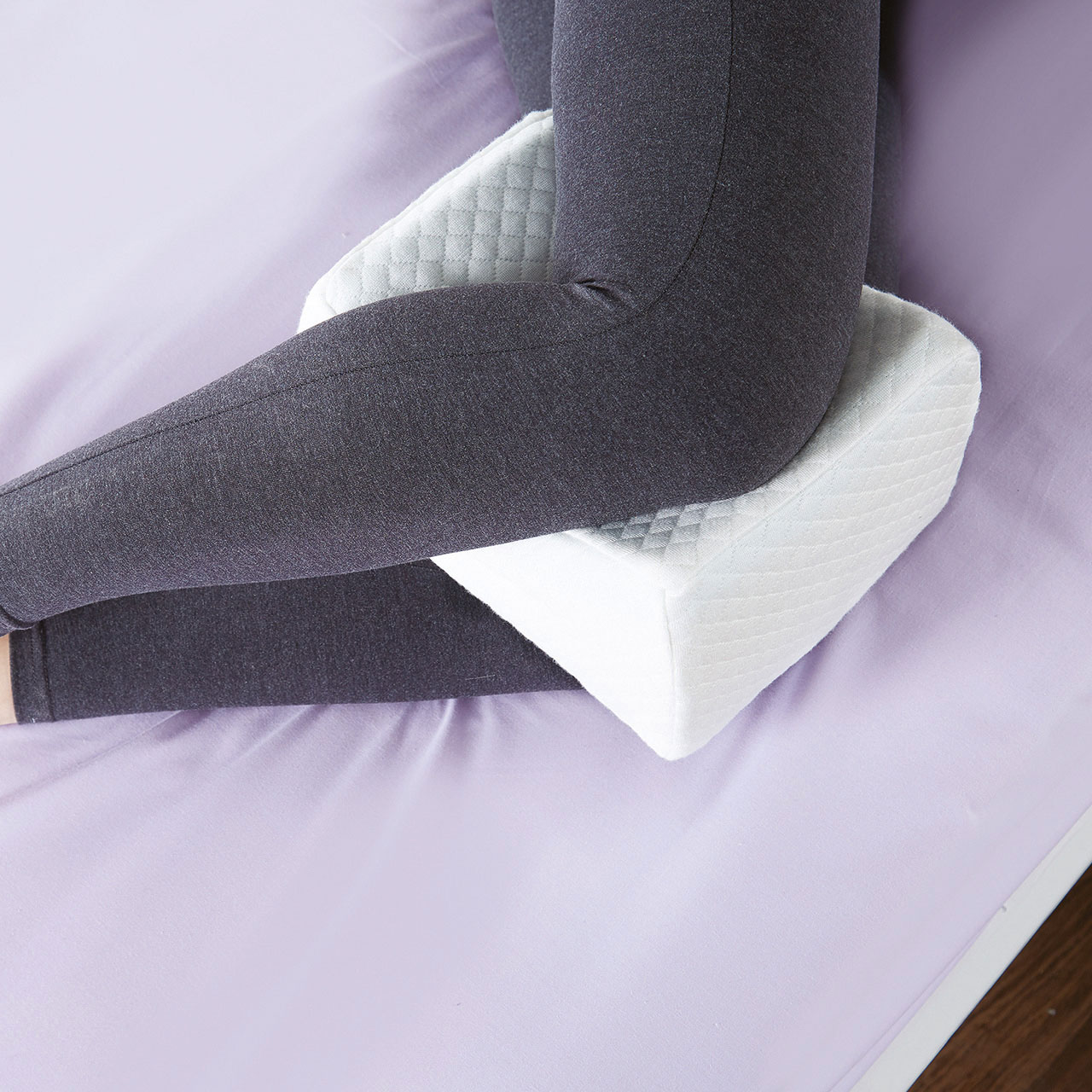 Contour memory outlet foam leg pillow