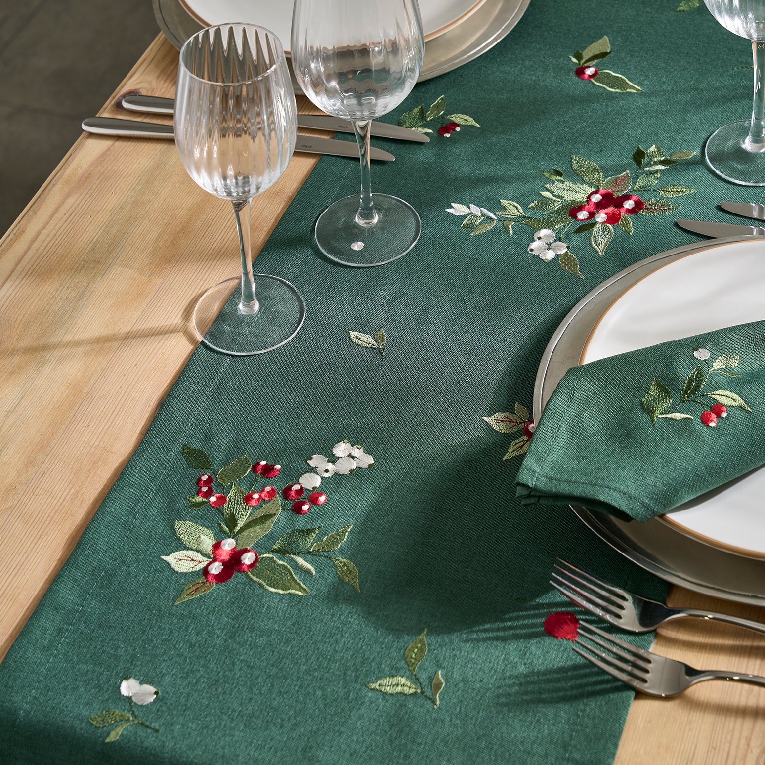 Festive Berries Table Runner