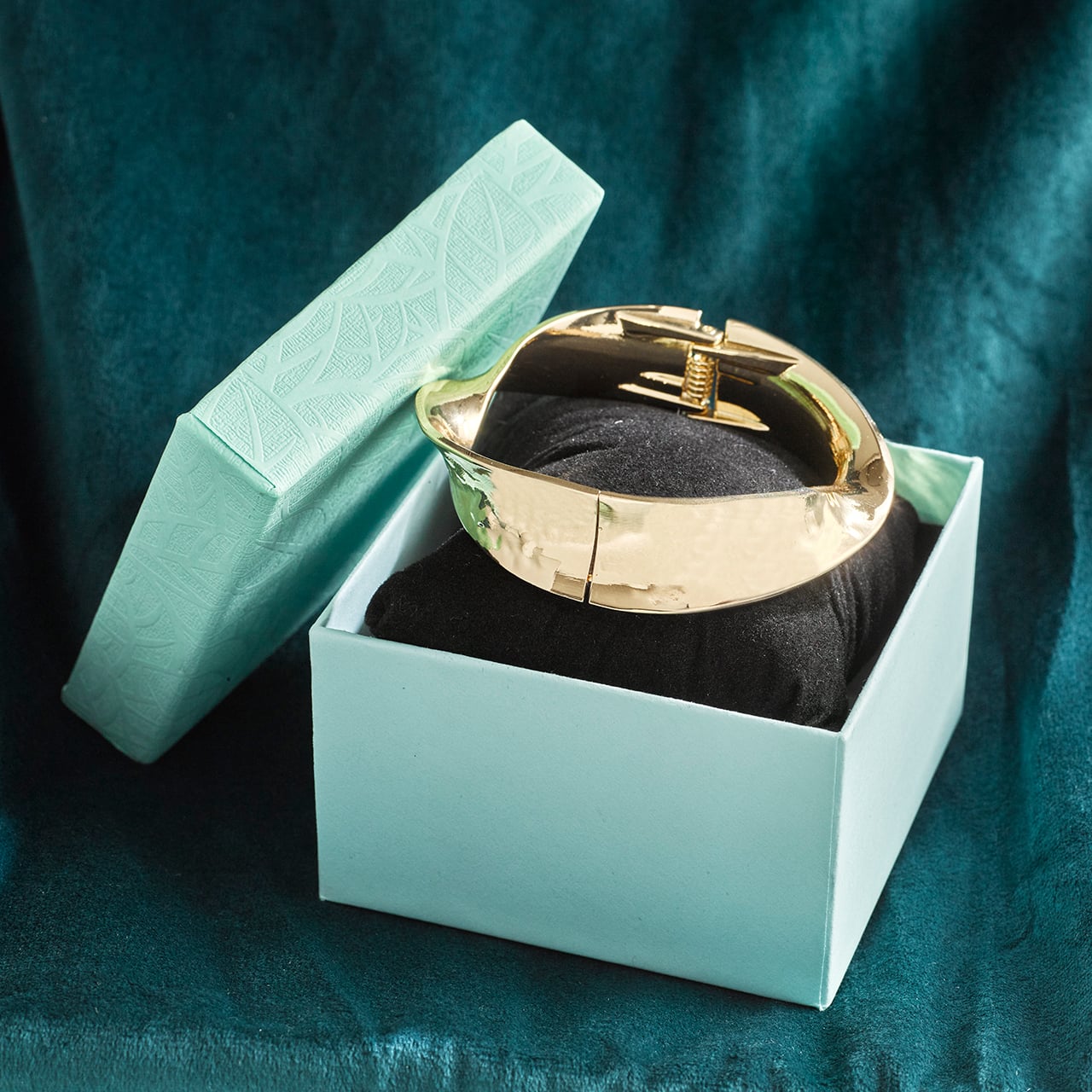Easy-on Hinged Bangle Gold