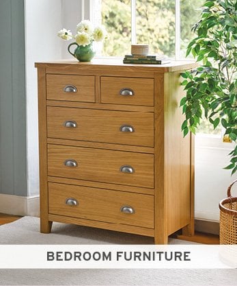 Image shows oak chest of drawers